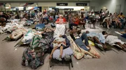 Krankenhauspatienten und Verletzte des Hurrikans Katarina vor den Ticketschaltern von Jet Blue und Delta in Halle D des New Orleans International Airport