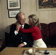 Kläre versucht, ihren Onkel zu trösten.