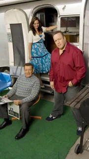 (v.l.) Arthur (Jerry Stiller), Carrie (Leah Remini) und Doug (Kevin James)