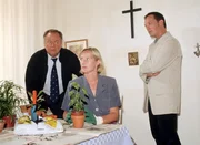 KHK Kehler (Wolfgang Bathke, li.) und KK Bongartz (Max Gertsch, re.) glauben, dass die gefundene Leiche die Tochter des Ehepaars Kramer (Mi. Heike Jonca als Maria Kramer) ist.