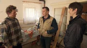 Trödelprofi Otto (Mitte) macht zusammen mit Uwe und dessen Schwester Steffi eine Hofbegehung