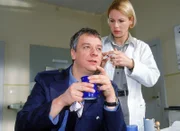 Anna (Bettina Kramer), die eine Verhältnis mit Dahnke (Thomas Engel) angefangen hat, glaubt, dass er sie mit Schnoor betrügt und plant, ihn für seine Untreue zu töten...