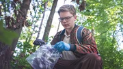 Marlon (Matti Schneider) geht auf Spurensuche im Survival Camp.