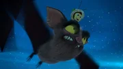 Gregor Grille hat die Fledermaus im Griff, die während Mickis Mutprobe aufgewacht ist.