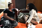 Imani (Féréba Koné, r.) stellt klar, sich voll und ganz auf ihre Karriere konzentrieren zu wollen. Links Vanessa (Julia Augustin)
