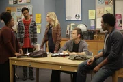 Um herauszufinden, wer nun Annies Stift geklaut hat, sperren sich Annie, Shirley (Yvette Nicole Brown, l.), Britta (Gillian Jacobs, M.), Troy (Donald Glover, r.), Abed (Danny Pudi, 2.v.l.) und Jeff (Joel McHale, 2.v.r.) im Klassenzimmer ein ...