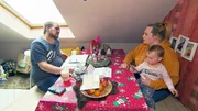In Gelsenkirchen-Schalke müssen sich Laura und Stefan mit einer Geldkürzung auseinandersetzen, die weitreichende Folgen für die ganze Familie haben könnte..
