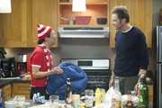 Jeff (Joel McHale, r.) wird von Professor Duncan zu einem Fußball-Fernsehabend genötigt, an dem viele ungebetene Gäste erscheinen, allen voran Chang (Ken Jeong, l.) ... Jeff (Joel McHale, r.) wird von Professor Duncan zu einem Fußball-Fernsehabend genötigt, an dem viele ungebetene Gäste erscheinen, allen voran Chang (Ken Jeong, l.) ...