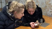 Loredana (re.) und Sarafina betrachten die Eheringe