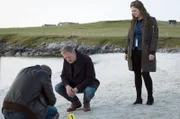 ARD Degeto MORD AUF SHETLAND - FERN DER HEIMAT, "Shetland - Series 4", am Freitag um 23:55 Uhr im ERSTEN. Ein neuer Fall auf Shetland: Kommissar Jimmy Perez (Douglas Henshall) und seine Assistentin Tosh (Alison O'Donnell) und Detective Constable Sandy Wilson (Steven Robertson) am Fundort des abgetrennten Arms.  -Foto Folge 1-