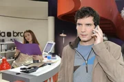 Jessica Kramer (Fiona Erdmann, l.) belauscht ein Telefongespräch von Alexander (Paul Grasshoff, r.) ...