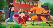 Gemeinsam mit den Freunden entdeckt der Prinz das Schattenboxen Tai-Chi.