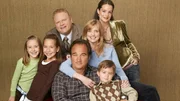 L-R: Gracie (Billi Bruno), Ruby (Taylor Atelian), Andy (Larry Joe Campbell), Jim (Jim Belushi), Cheryl (Courtney Thorne-Smith), Dana (Kimberly Williams-Paisley) und Kyle (Conner Rayburn) L-R: Gracie (Billi Bruno), Ruby (Taylor Atelian), Andy (Larry Joe Campbell), Jim (Jim Belushi), Cheryl (Courtney Thorne-Smith), Dana (Kimberly Williams-Paisley) und Kyle (Conner Rayburn)