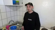 Punker Alex hat endlich seine Wohnung in Bremerhaven-Lehe bezogen. Allerdings fehlt es dem jungen Hartz-IV-Empfänger noch an essenziellen Küchengeräten.