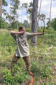 Eine bronzezeitliche Jägerin auf Auerochsenjagd (Spielszene)