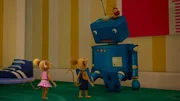 Naya, Jo und Ludwig sind begeistert. Der riesige blaue Kerl ist ein Spielzeugroboter. Was der wohl kann?