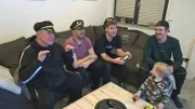 Auch den Männern steht Aufregendes bevor. Flo, Harald, Peter und Tim stehen kurz davor, das Weihnachtsgeschenk ihrer Frauen einzulösen: Ein Besuch im Flugsimulator in Mönchengladbach!