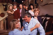 Jessica Fletcher (Angela Lansbury, r.) ist zur Verlobungsfeier von Kip Howard (George Clooney, hinten 4.v.l.) und Corrie eingeladen und findet sich pl&ouml;tzlich Mitten in einer Familienfehde wieder ?
