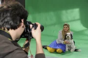 Bei einem Shooting mit Alexander (Paul Grasshoff, l.) kann Mia (Josephine Schmidt, r.) für kurze Zeit ihre Sorgen vergessen ...