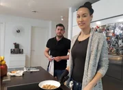 Gastgeberin Kerstin mit Schnibbelhilfe und Nachbar Thomas