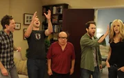 (v.l.n.r.) Dennis Reynolds (Glenn Howerton); Mac (Rob McElhenney); Frank Reynolds (Danny DeVito); Charlie Kelly (Charlie Day); Dee Reynolds (Kaitlin Olson)