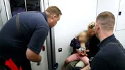 Kindernotfall in Celle. Das RTW-Team Kai Peter Wichers und Carsten Schaefer rückt aus. Eine Dreijährige hat sich beim Spielen die Hand verletzt.
