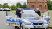 Fritz Fuchs (Guido Hammesfahr,  l. ) und sein Freund Götz Prutz (Prodromos Antoniadis) sind auf der Jagd nach dem mysteriösen Sprayer. Wenn sie nicht seine Matherätsel lösen, werden weitere Bärstädter Gebäude besprüht.