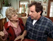 Jessica Fletcher (Angela Lansbury) ist wütend auf den Handwerker Charles Weatherly (Richard Gilliland), der es nicht schafft, ihre Küche fertig einzurichten.