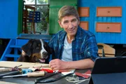 Hund Keks unterstützt sein Herrchen (Guido Hammesfahr) beim Bau eines maßgetreuen Burgen-Modells. Fritz Fuchs will nicht daran glauben, dass der alte, sagenhafte 'Feuerteufel' wieder durch Bärstadt geistert, um alle Modelle zu zerstören.