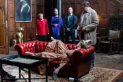Kommissar Hannemann (Sascha Nathan, r.), Miss Merkel (Katharina Thalbach, l.), der Personenschützer Mike (Tim Kalkhof, 2. v. r.) und Katharina von Baugenwitz (Judith Engel 2. v. l.) betrachten die vor Trunkenheit schlafenden Alexa (Judith Neumann, vorne).