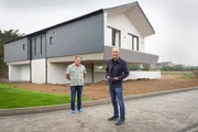 Geoff und Kevin McCloud (r.)