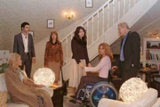 Lisa platzt unbeabsichtigt in Mariellas Abschied von den Seidels. v.l.n.r.: Sabrina (Nina-Friederike Gnädig), David (Mathis Künzler), Lisa (Alexandra Neldel), Mariella (Bianca Hein), Laura (Olivia Pascal), Friedrich (Wilhelm Manske). (Dieses Foto von Alexandra Neldel darf nur in Zusammenhang mit der Berichterstattung über die Serie "Verliebt in Berlin" veröffentlicht und verbreitet werden.)