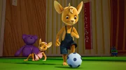 Jo ist ein echter Fußballprofi. Naya kann nur hinterher schauen. Aber wartet nur, so schnell gibt sie nicht auf.