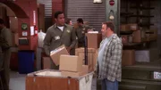 Doug (Kevin James, re.) erinnert sich zurück, wie er seinen Job bekommen hat:  Er ist arbeitslos und geht seit zwei Monaten mit Carrie aus. Links: Deacon (Victor Williams).