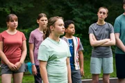 Frida (Elma Heß, vorne) diskutiert mit Herrn Hauser über die Ungerechtigekit seiner Benotung im Sportunterricht.