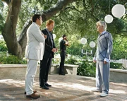 Die Rekonstruktion des Vorabends der gescheiterten Hochzeit führt Ryan Wolfe (Jonathan Togo, l.) und Horatio Caine (David Caruso, 2.v.l.) zu dem Hotelunternehmer Clay Bennett (Philippe Brenninkmeyer).