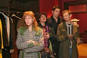 Während Rokko (Manuel Cortez, 2.v.l.), David (Mathis Künzler, 2.v.r.) und Jürgen (Oliver Bokern, r.) ihren Spaß haben, fühlt Lisa (Alexandra Neldel, l.) sich ausgeschlossen. (Dieses Foto von Alexandra Neldel darf nur in Zusammenhang mit der Berichterstattung über die Serie "Verliebt in Berlin" veröffentlicht und verbreitet werden.)