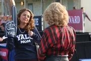 Betsy Rubenstone (Annie Mumolo, l.); Beverly Goldberg (Wendi McLendon-Covey, r.)