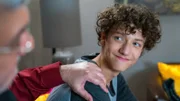 Anupam (Stephen Sikder) ist stolz auf Edvard (Levi Kazmaier).