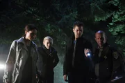 Gemeinsam versuchen sie einen mysteriösen Fall zu lösen: Agent Amy Jessup (Meghan Markle, l.), Olivia (Anna Torv, 2.v.l.), Peter (Joshua Jackson, 2.v.r.) und Sheriff C. Howard Golightly (Charles Martin Smith, r.) ...