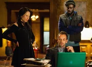 Bei den Ermittlungen in einem neuen Fall, stoßen Sherlock Holmes (Jonny Lee Miller, M.) und Joan Watson (Lucy Liu, l.) auf Alfredo Llamosa (Ato Essandoh, r.). Doch hat er wirklich etwas damit zu tun?