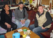 Bianca und Kai mit Trödelprofi Otto (re)