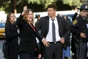Bei dem Toten handelt es sich um Emil Bradfort, den Gründer der Männerrechtsbewegung "Men Now". Brennan (Emily Deschanel, 2.v.l.) und Booth (David Boreanaz, 2.v.r.) stellen fest, dass das Opfer viele Feinde in der Frauenrechtsbewegung hatte.