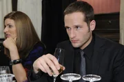 Als Richard die Familie zu einem Essen einlädt, um die Verlobung zu feiern, will Annett ihren Bruder vorher unter vier Augen von ihren Plänen unterrichten. Doch dieses Gespräch kommt nicht zustande und so erfährt David (Lee Rychter) die Wahrheit direkt aus Richards Mund ...