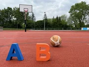 Die Quizfragen-Buchstaben hat Jason auf einen Basketballplatz gestellt. Was hat ein Basketball wohl mit Farbratten zu tun?