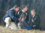 McLeods Töchter Stürmische Zeiten - Aftermath Staffel 8, Episode 1 Gerettet: Peter Hardy als Phil Rakich, Abi Tucker als Grace Kingston McLeod (von hinten), Luke Jacobz als Patrick Brewer, Gillian Alexy als Tayler Geddes