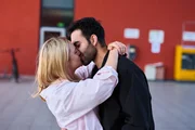 Cecilia (Carina Koller) und Baris (Metehan Demiröz) versinken glücklich in einem Kuss.