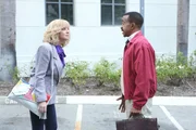 Beverly Goldberg (Wendi McLendon-Covey, l.); Mr. Glascott (Tim Meadows, r.)