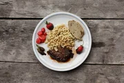 Zu Tisch Kleinwalsertal - Österreich Rehkeule mit Fichtenhonig und Fichtenspitzen-Spätzle