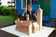 Mysteriöse Brände haben schon einige Modelle für den Ideenwettbewerb zerstört. Fritz Fuchs (Guido Hammesfahr) glaubt nicht an den alten Fluch des Feuerteufels. Oder ist da doch etwas dran?